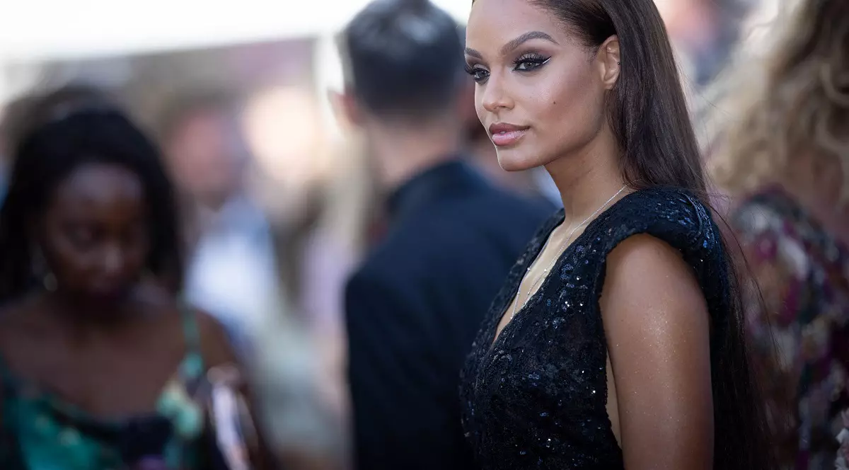 Într-o rochie transparentă și fără lenjerie intimă. Așa și-a făcut apariția la Cannes 2021 Miss Franța 2017