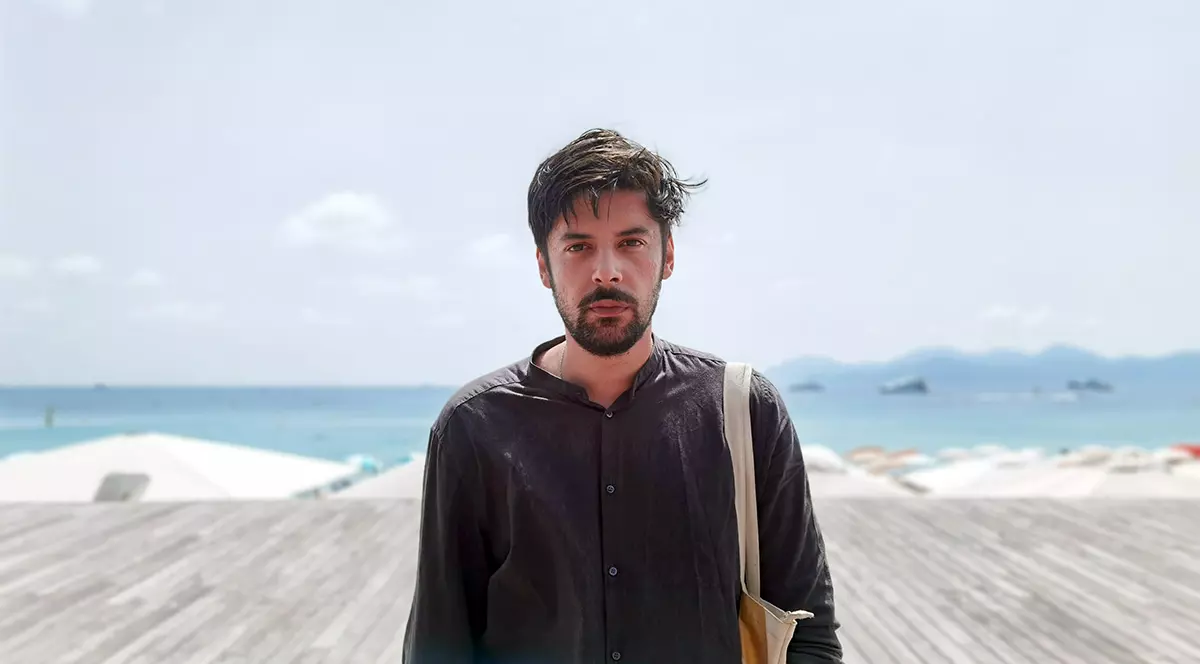 Corespondență de la Cannes: Interviu cu regizorul Andrei Epure („Interfon 15”) despre viteza cu care punem etichete oamenilor și le lăsăm acolo