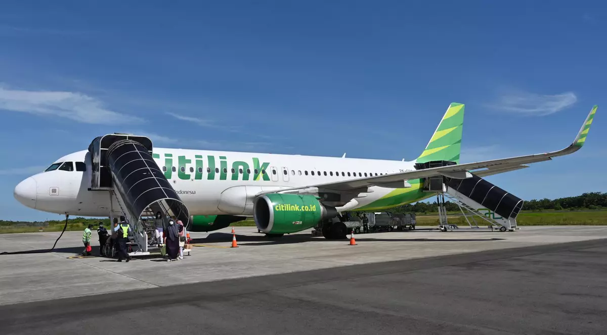 Un bărbat cu COVID s-a deghizat în soția lui ca să poată zbura cu avionul. Cum a fost descoperit