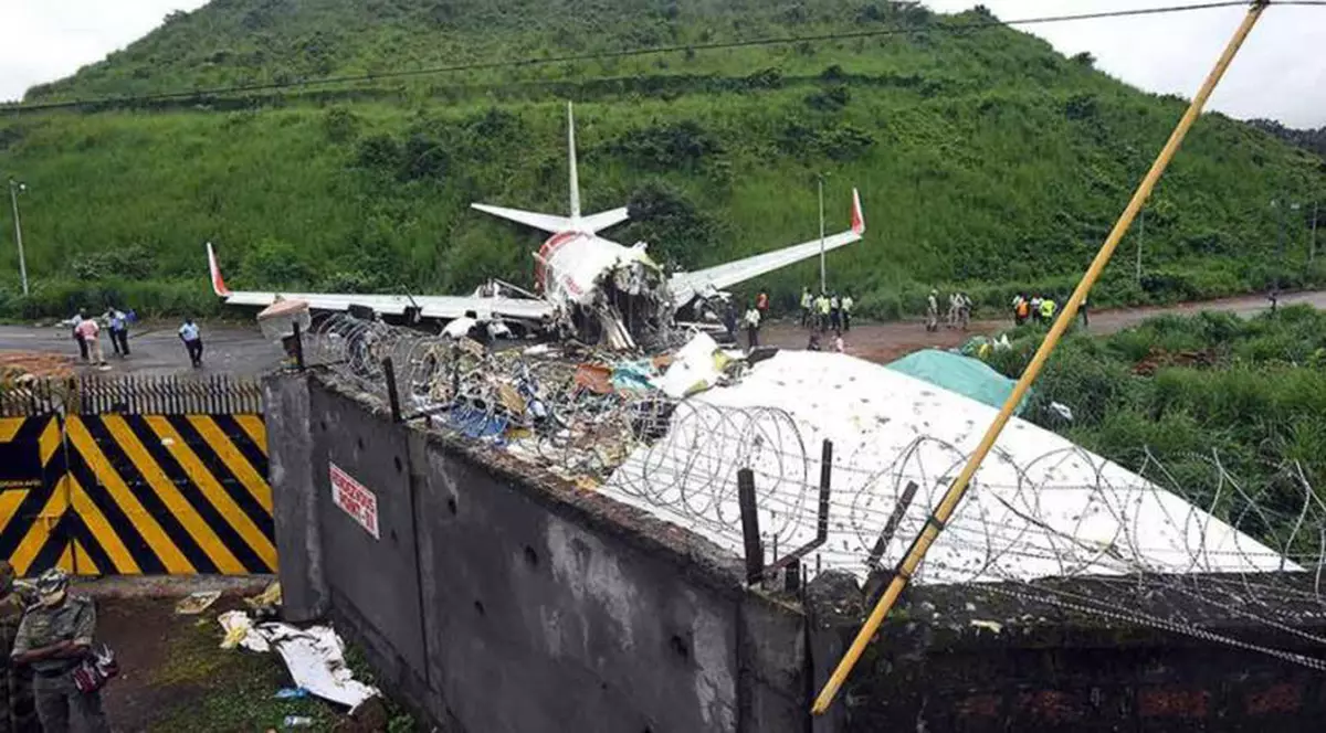 Momentul șocant în care un avion militar se prăbușește în Filipine. Cel puțin 29 de oameni au murit