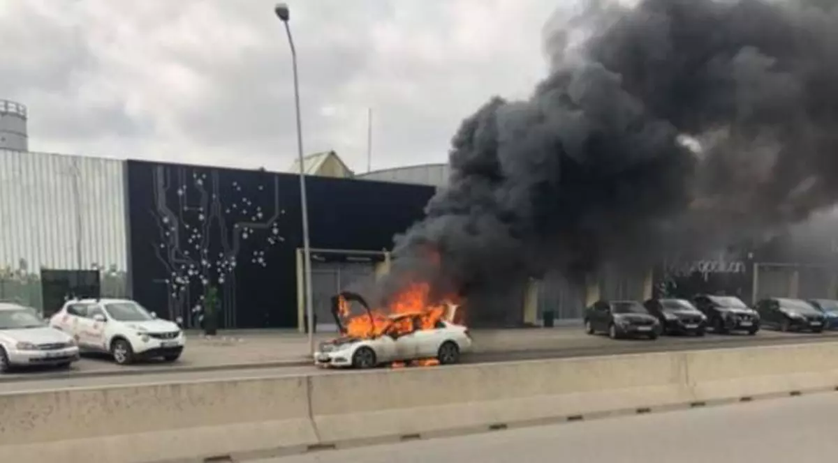 O mașină a ars ca o torță în fața Direcției de Înmatriculare a Vehiculelor din Pipera