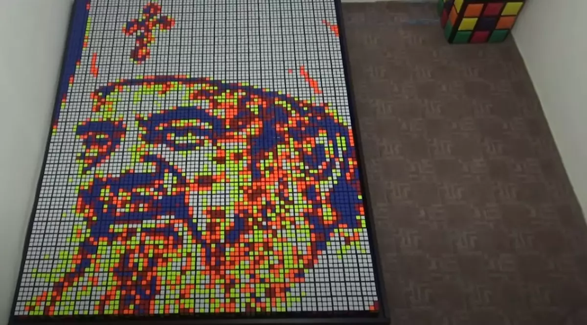 Cristian Leana, câştigător la Românii au talent, i-a făcut un portret din cuburi Rubik Patriarhului Daniel, la împlinirea a 70 de ani