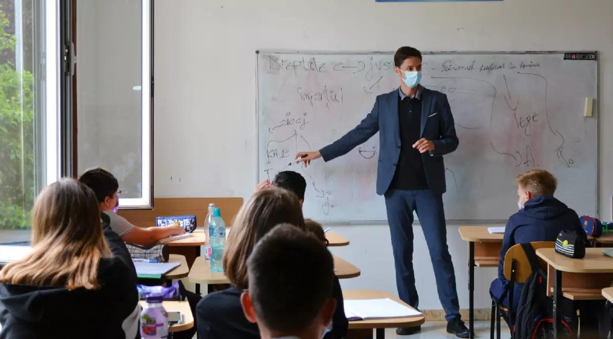 Viața unui profesor debutant la sat: joacă fotbal cu elevii și îi învață despre justiție. „Copiii pot și vor, trebuie doar motivați”