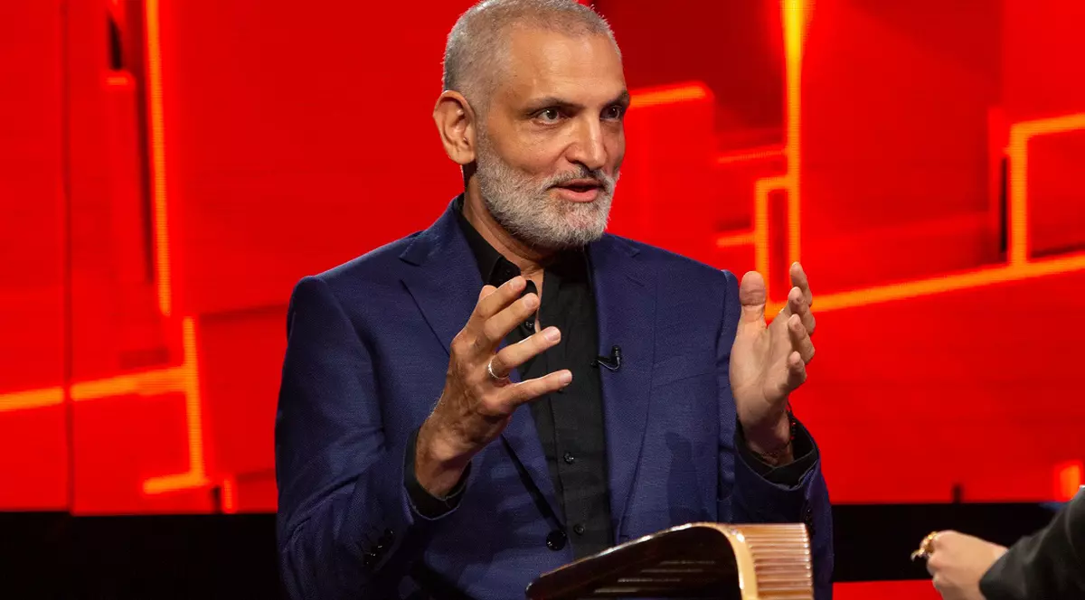 Mama lui Damian Drăghici vinde flori în centrul Bucureștiului. Ce relație au cei doi: „M-a abandonat”