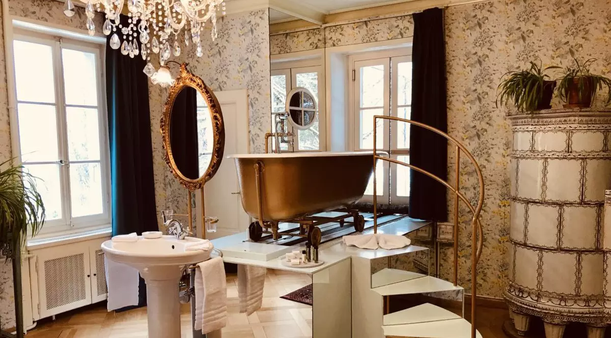Cada care se plimbă pe șine în cameră și iese pe balcon, extravaganța oferită de un hotel din Elveția