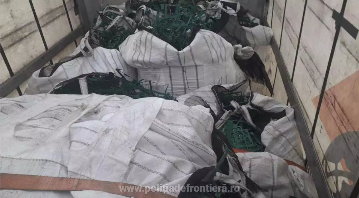 Peste 22 de tone de deșeuri din aluminiu și combine frigorifice uzate, blocate la intrarea în România