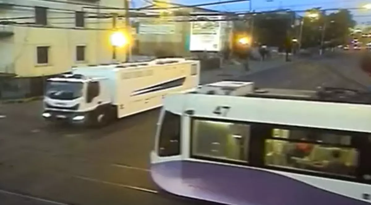 O dubă cu deținuți, lovită de un tramvai pe o stradă din Timișoara