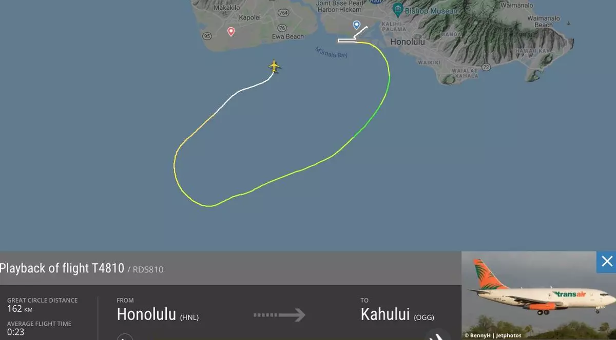 Un avion cargo s-a prăbușit în largul Hawaii, din cauza unei probleme la motor. Piloții au fost salvați