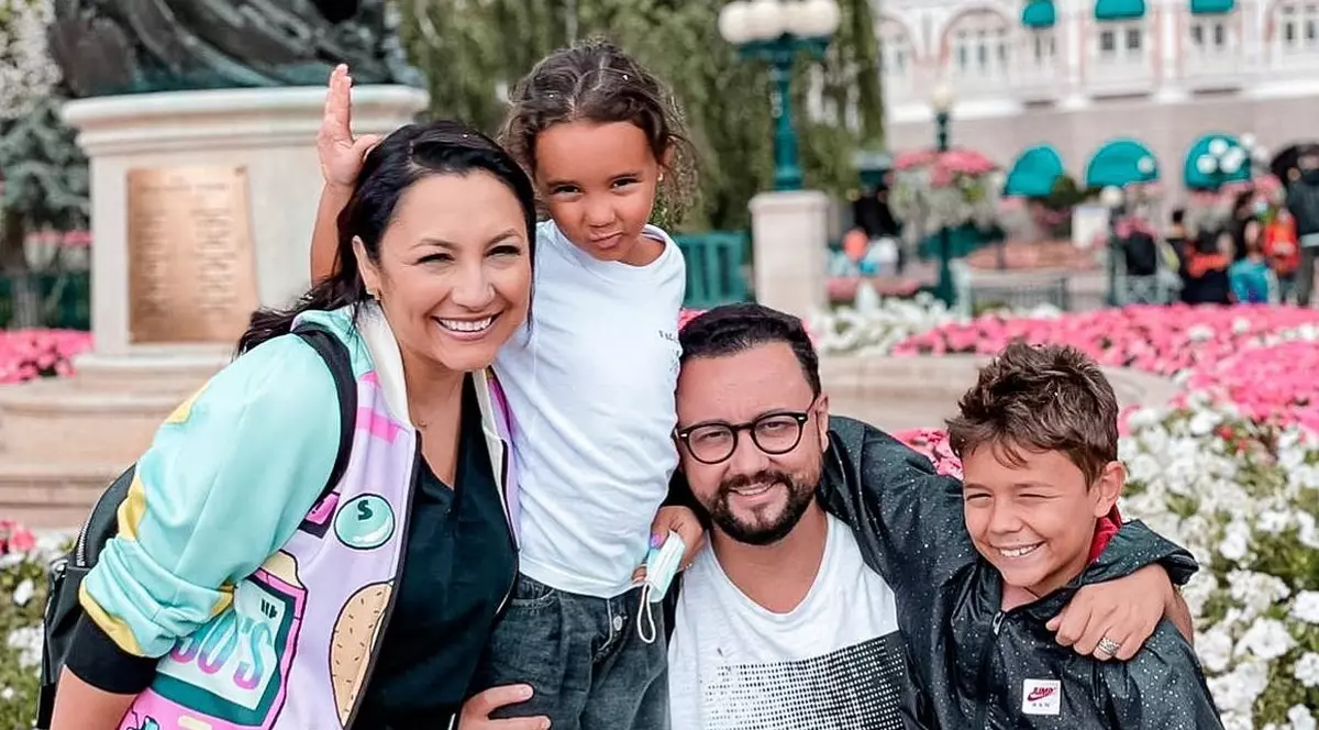 Familia Măruță, în vacanță la Disneyland Paris. Cum s-au costumat Andra și fiica Eva