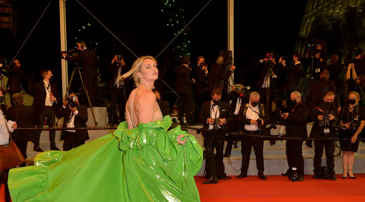 Abia și-a acoperit părțile intime. Cum a îndrăznit să apară la Cannes 2021 o cunoscută actriță