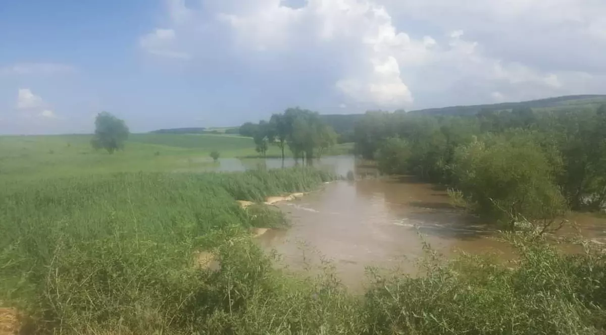 Şedinţă la Ministerul Mediului, după ce s-a rupt un dig din Neamţ. A fost transmis mesaj RO-Alert