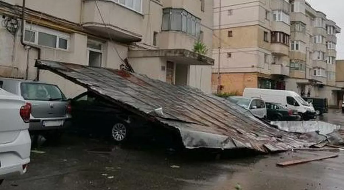 Acoperișuri prăbușite peste mașini, în Fălticeni, în timpul unei furtuni