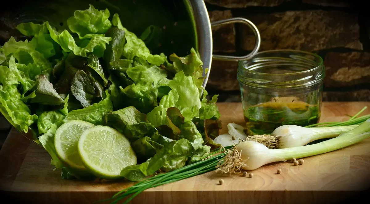 salata verde si ceapa pe un platou de lemn - mancae, legume verzi
