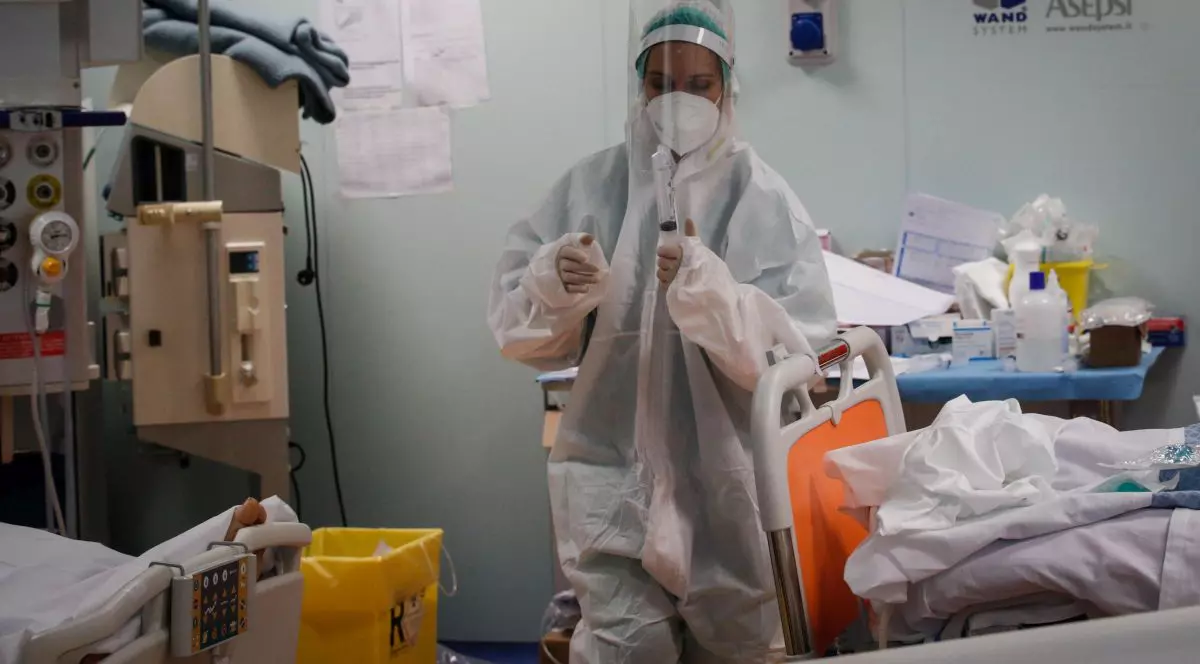 Peste 200 de noi infectări și trei decese COVID. A crescut iarăși numărul pacienților de la ATI