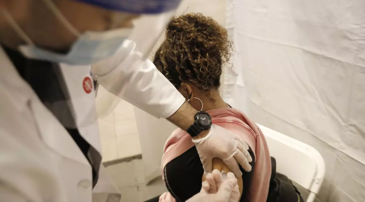 Cum descriu oamenii vaccinați simptomele pe care le-au avut după ce s-au infectat cu coronavirus