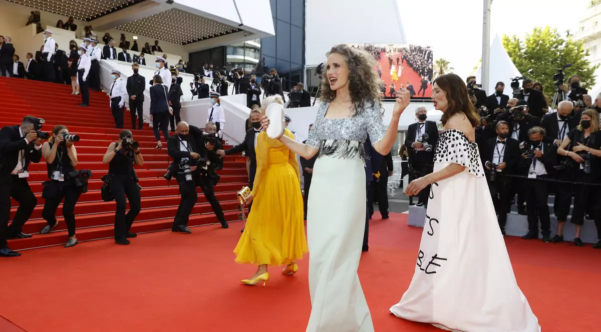 Andie MacDowell pe covorul roșu de la Cannes, înaintea proiecției din deschiderea festivalului, „Annette”. Foto: EPA