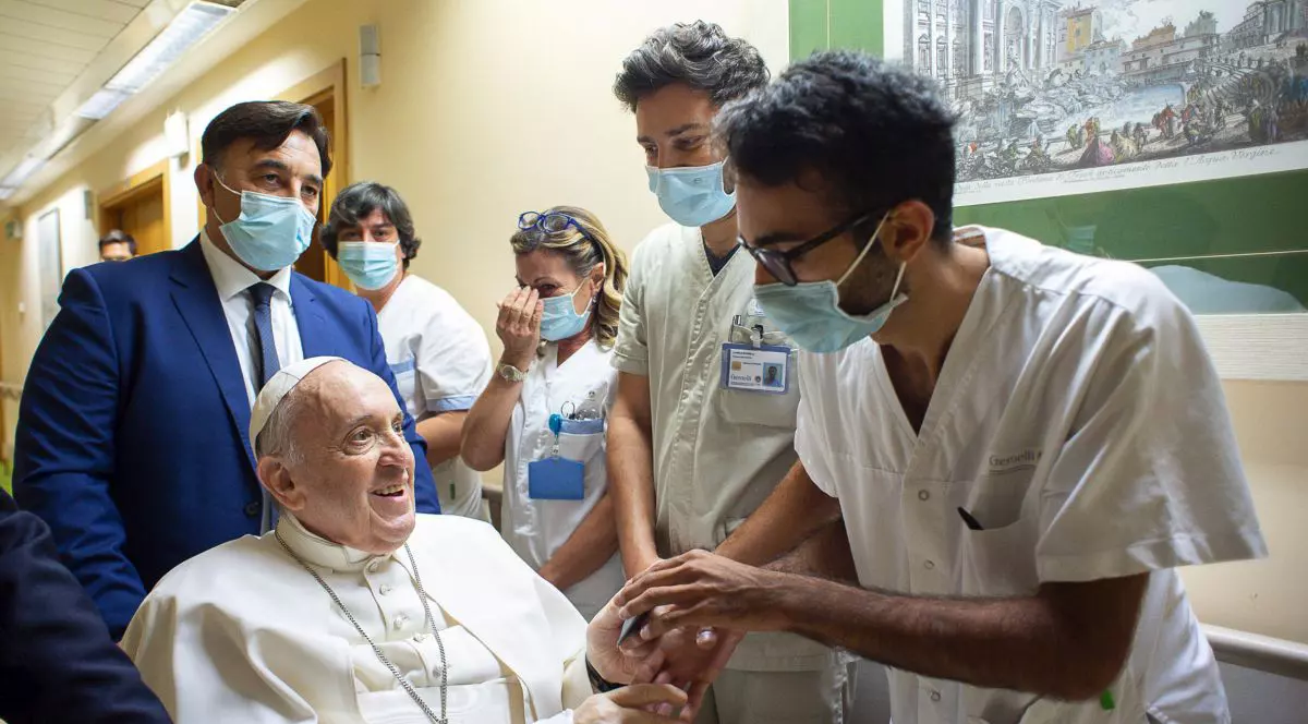 Papa Francisc a fost externat după 11 zile de spitalizare