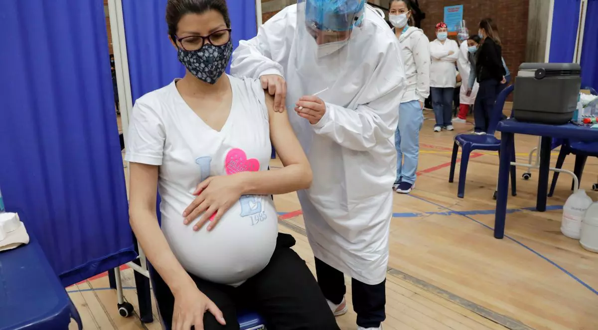 Vaccinarea anti-COVID nu afectează sarcina și nu reduce fertilitatea. Ce arată studiile