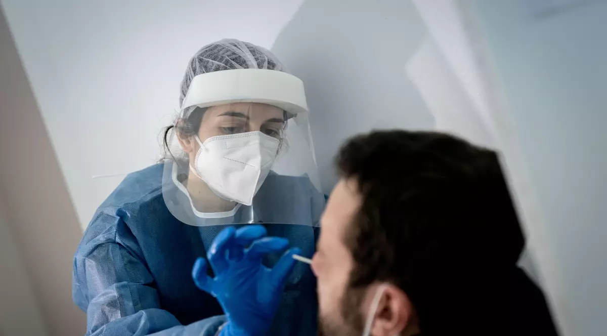 „Mi s-a picurat coronavirus în nas”. Experiența unui tânăr de 18 ani, care s-a oferit să fie cobai de dragul științei