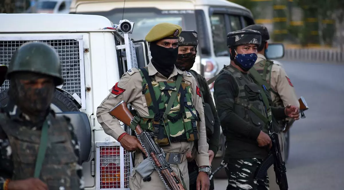 Cel puțin cinci polițiști au murit după ce oamenii legii din două state din India au tras unii în alții