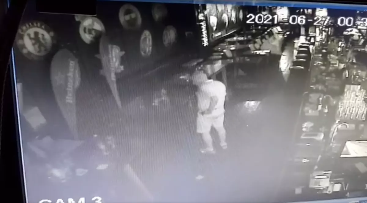 VIDEO. Un fost paznic de hotel s-a dat ziarist Libertatea și a furat un telefon în Centrul Vechi