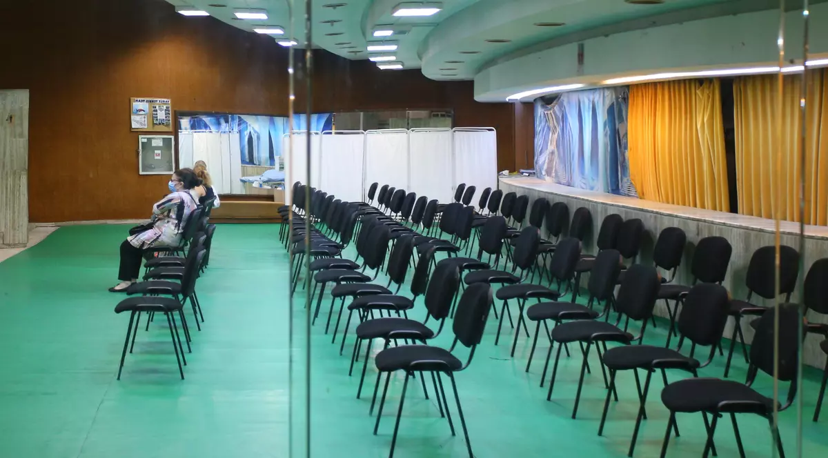 Reportaj în centrele de vaccinare goale din București. „Replica obișnuită e: dacă tot e relaxare, poate merge și fără vaccinare”