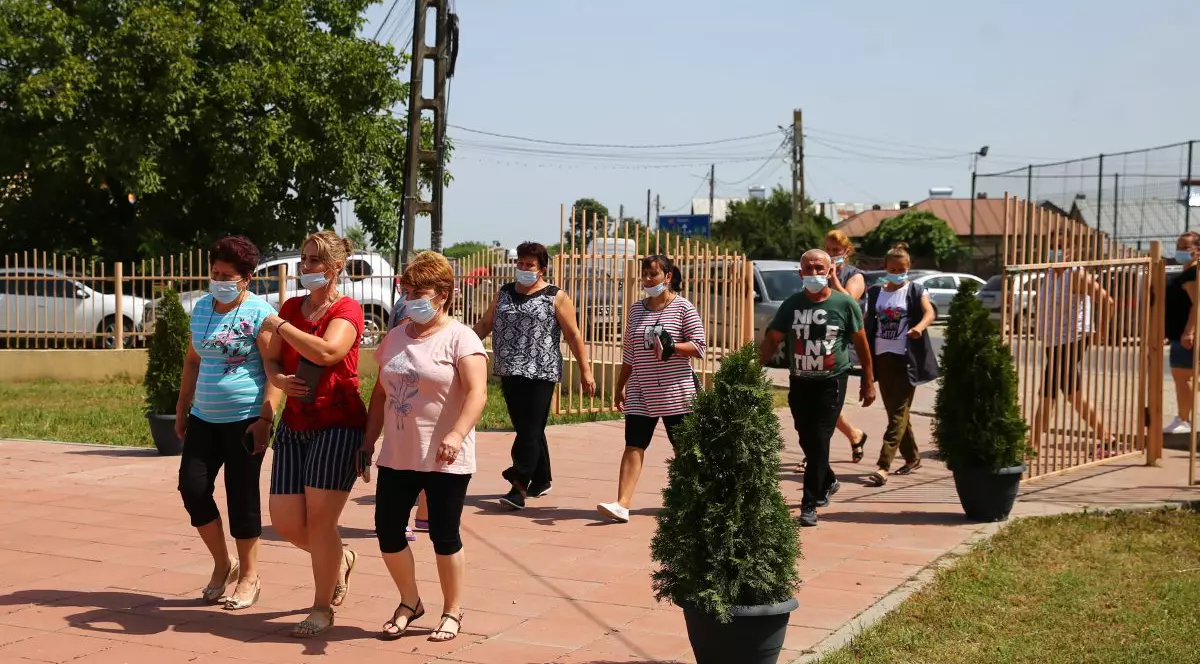 REPORTAJ. Coada de la „textile” pentru vaccin. Cum a primit comuna natală a Elenei Ceaușescu comisarul european pentru Sănătate