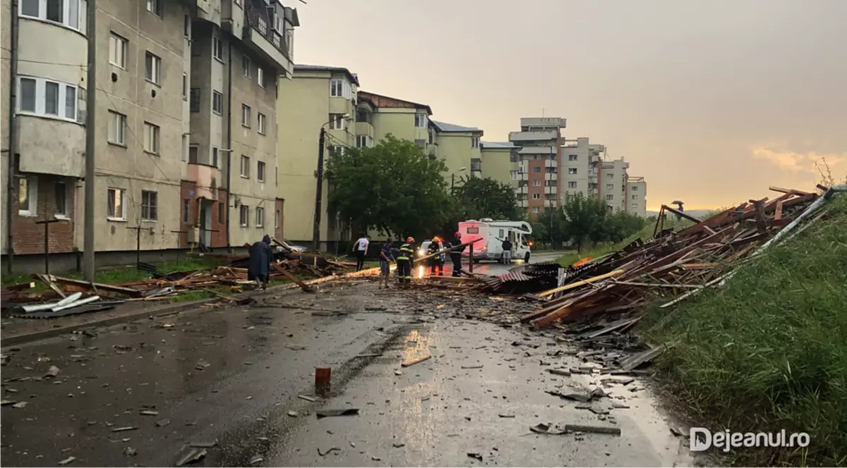 Acoperișuri smulse, copaci rupți și peste 100 de apeluri la 112 în Dej, după o furtună puternică