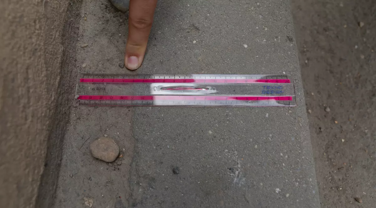 În Popești-Leordeni măsori trotuarul cu rigla: 5 centimetri, plus 15 cm de bordură. „Bătaie de joc”