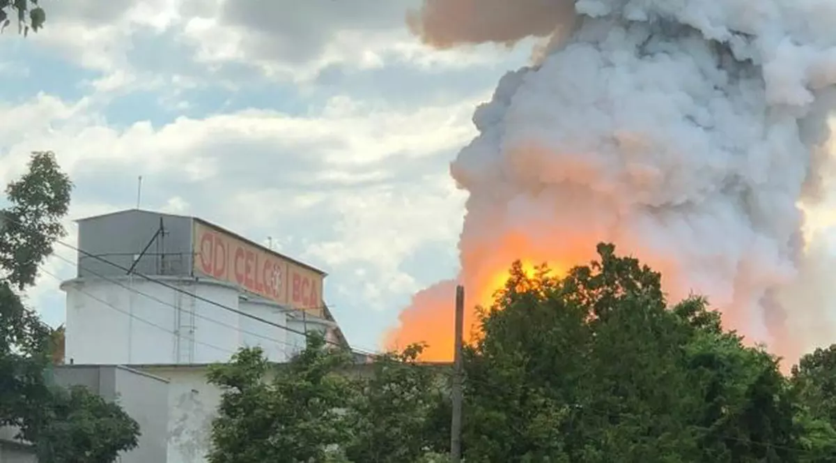 Explozie, urmată de un incendiu violent la o fabrică din Constanța. Localnicii, avertizați prin Ro-Alert