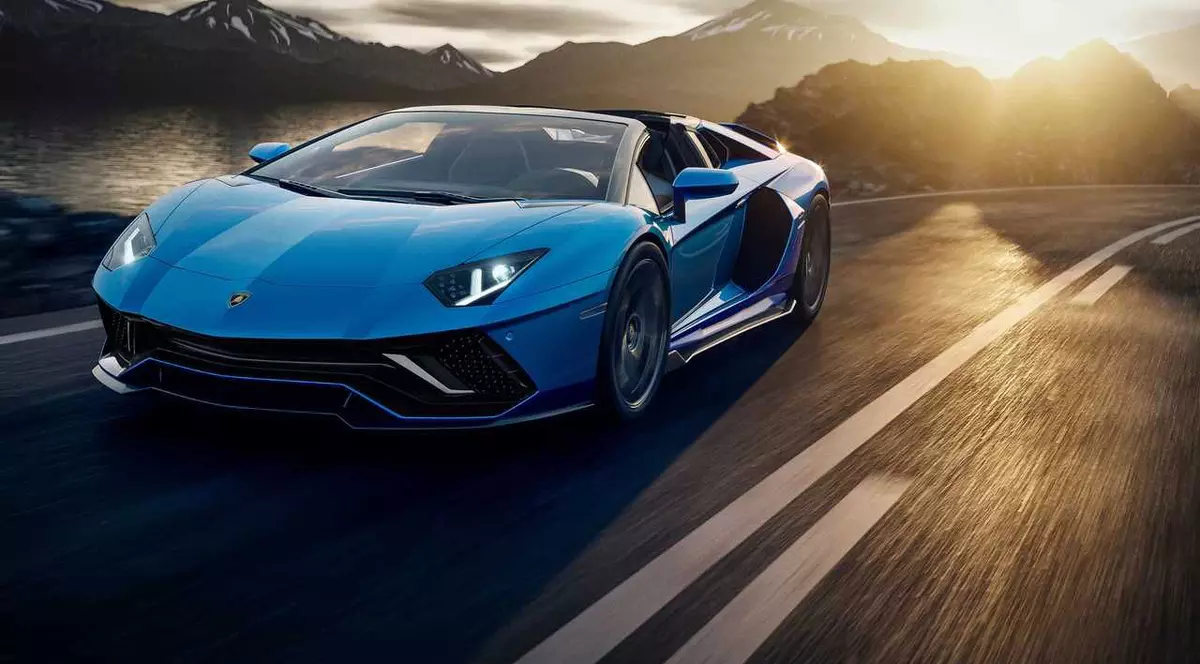 Lamborghini și Lotus au prezentat ultimele lor mașini care vor funcționa exclusiv pe benzină