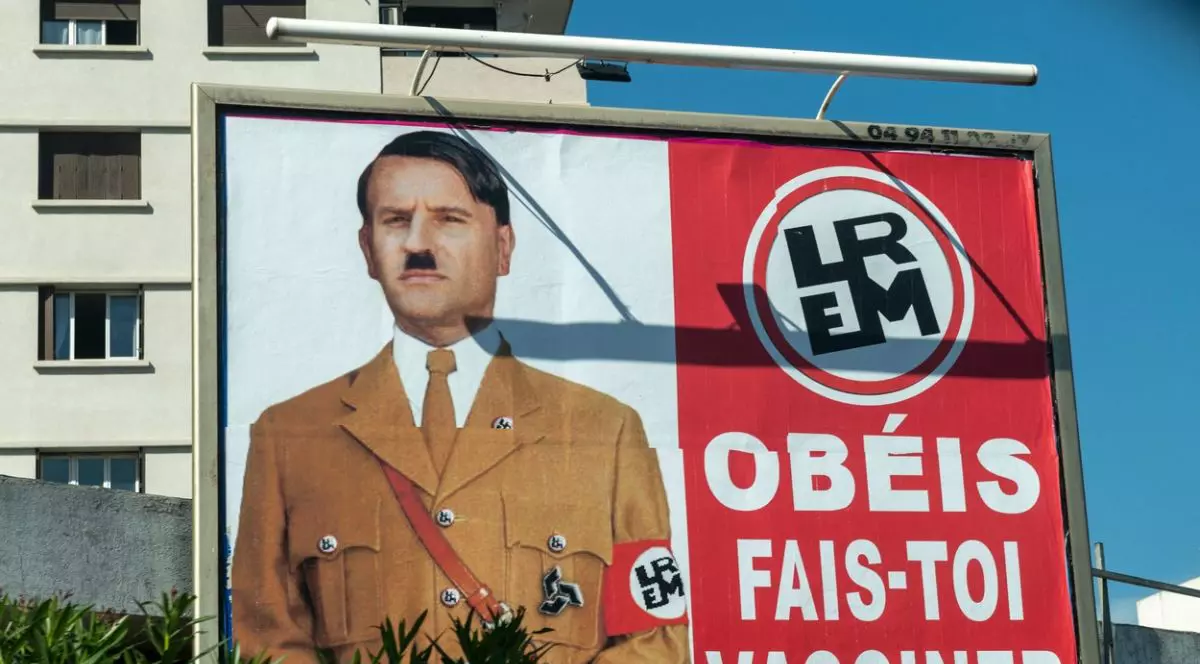 Macron îl dă în judecată pe omul care l-a asemănat cu Hitler, într-un protest față de  certificatul de vaccinare