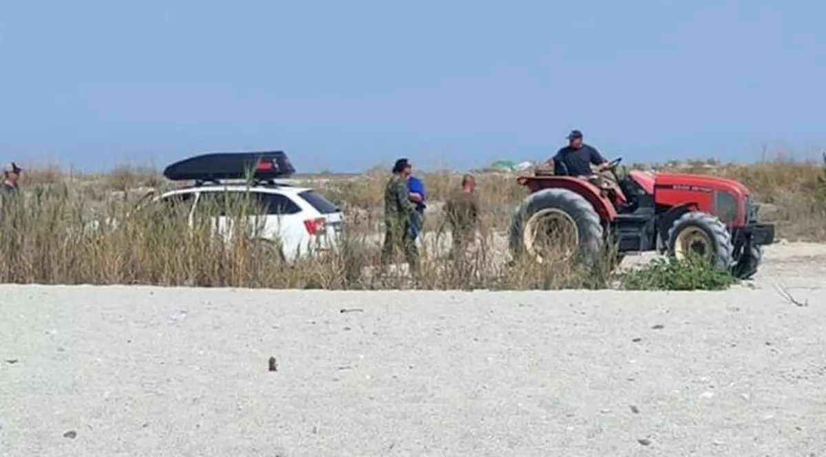 Turist român în Grecia, scos de armată din nisip, după ce a intrat cu mașina pe plajă și a rămas blocat