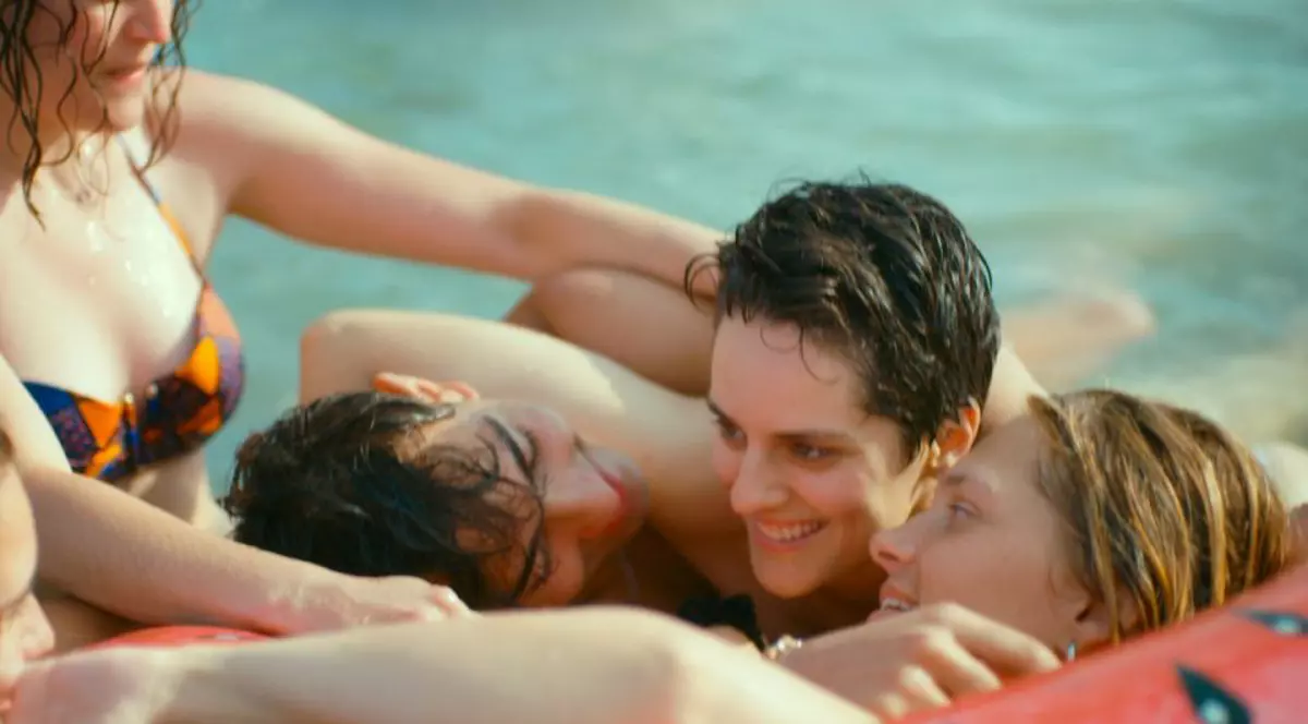 Corespondență de la Cannes.  „Mi iubita, mon amour” sau ce se întâmplă atunci când patru tinere din Franța ajung pe litoralul românesc