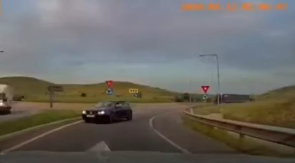 Șofer filmat în timp ce merge pe contrasens pe Autostrada Transilvania. Poliția îl caută