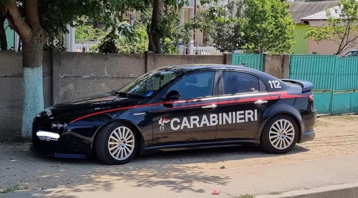 Un bărbat din Olt și-a inscripționat mașina cu „Carabinieri” și „112”. Ce a urmat