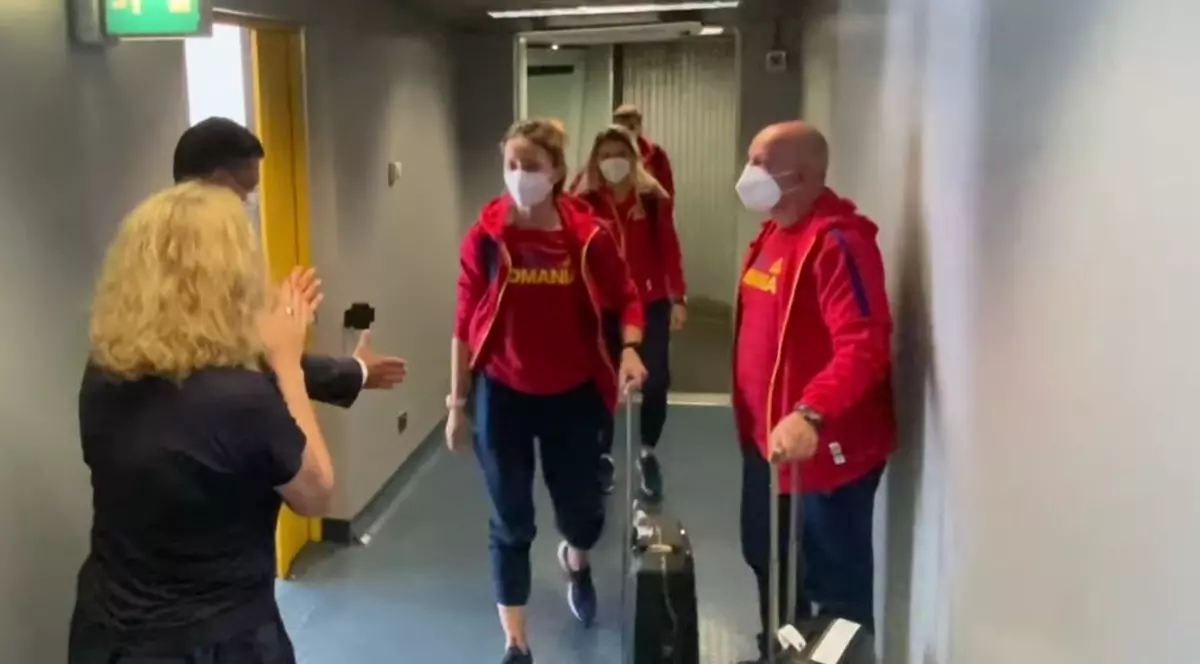 Momentul în care Ana Maria Popescu l-a lăsat cu mâna întinsă pe Eduard Novak la revenirea în țară de la JO 2020