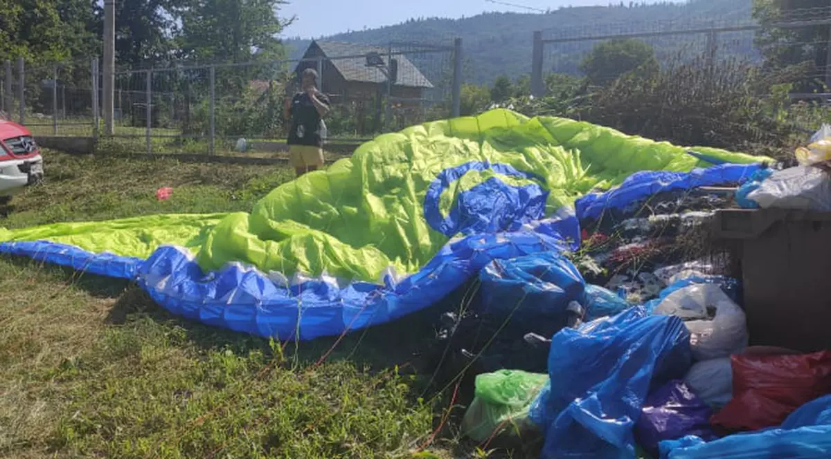 Bărbat în stare gravă după ce s-a prăbușit cu parapanta, în Neamț