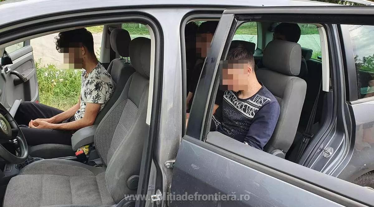 Doi români au fost prinși în fragrant în timp ce introduceau ilegal 8 migranți în țară