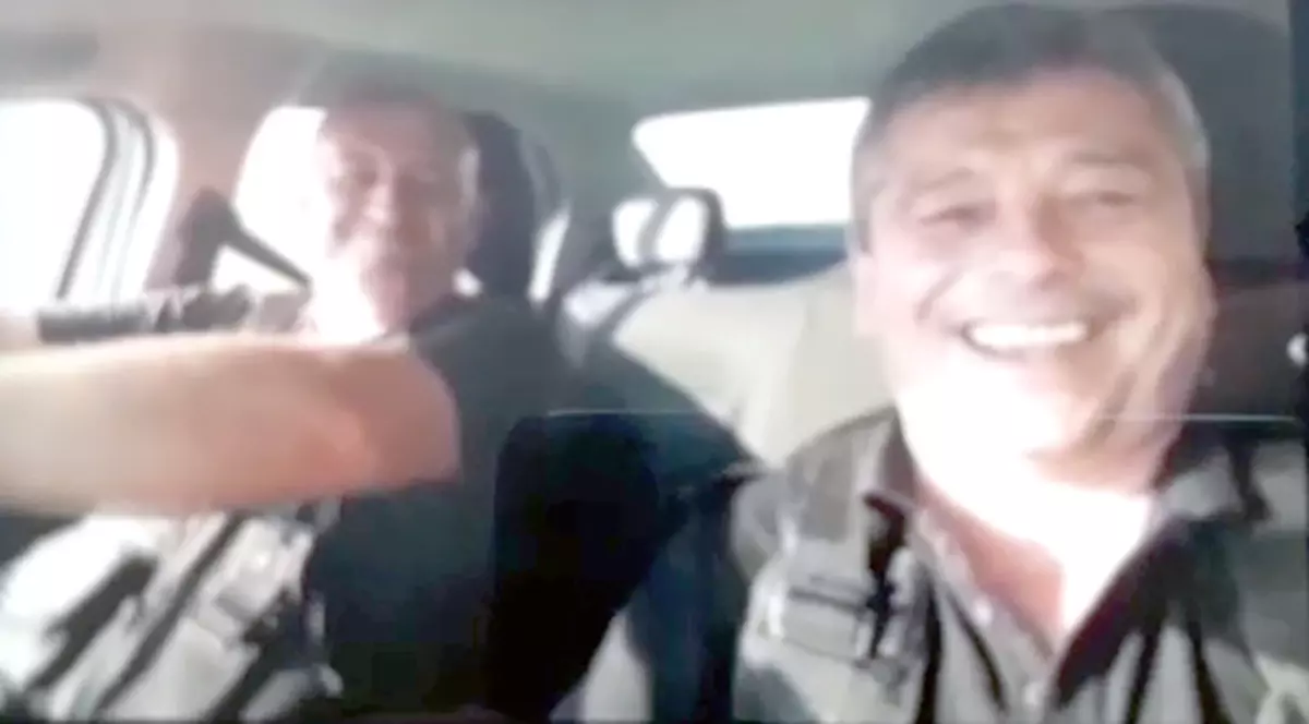 Doi polițiști locali din Bârlad s-au filmat când ascultă și fredonează manele în mașină. Anchetă internă în instituție