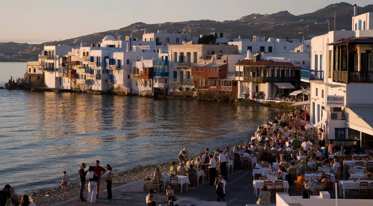 Grecia trimite mai mulți polițiști în insulele cu focare COVID. Mykonos și Ios ar putea fi închise