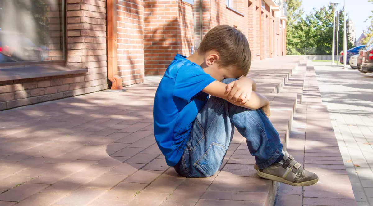 Băiețel de 5 ani, abandonat de mama sa în Galați, pentru că „nu o ascultă”. Femeia a fost reținută pentru 24 de ore