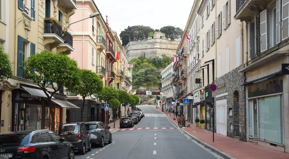 Pieton lovit de un copil de 4 ani care s-a urcat la volanul mașinii de lux a tatălui său, în Monaco