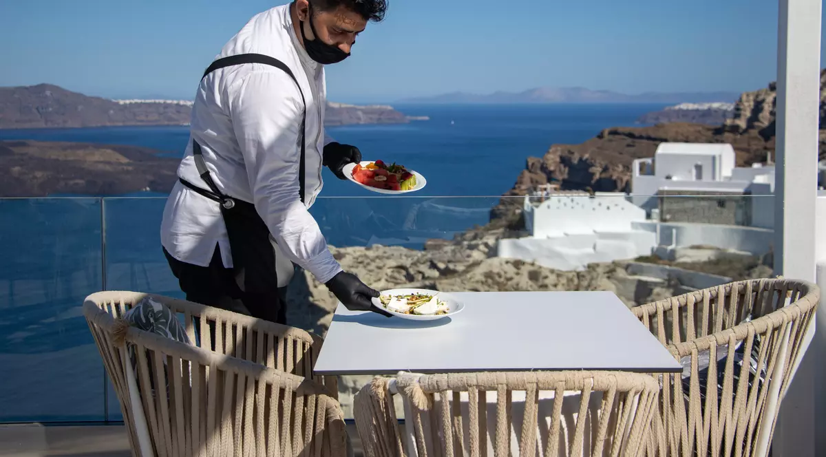 Grecia obligă toți lucrătorii nevaccinați din turism să se testeze regulat la COVID