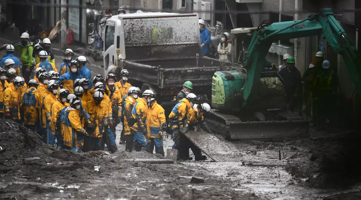 Imagini dramatice de la operațiunile de salvare din Japonia. Oamenii dispăruți, căutați în noroi cu buldozerul