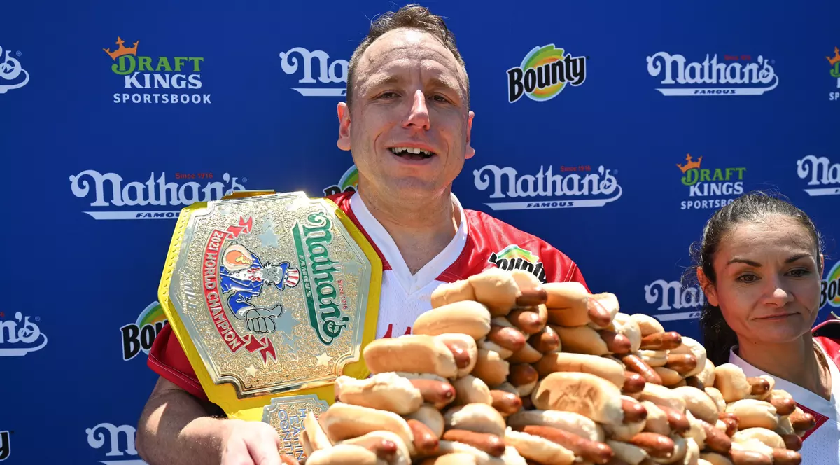 Un american și-a doborât propriul record la mâncat hotdogi. Câți a reușit să înghită în 10 minute