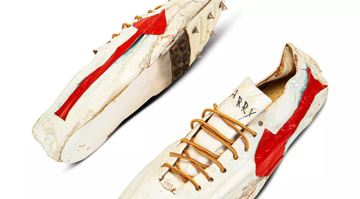 O pereche de pantofi Nike din 1964, scoasă la vânzare. Cât estimează casa de licitații că va lua pe ea