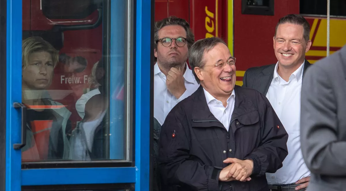 Posibilul succesor al lui Merkel își cere scuze după ce a râs în timpul unei vizite în zonele devastate de inundații