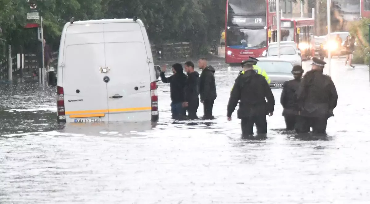 Londra, lovită de inundații. Opt stații de metrou închise, spitale și străzi afectate