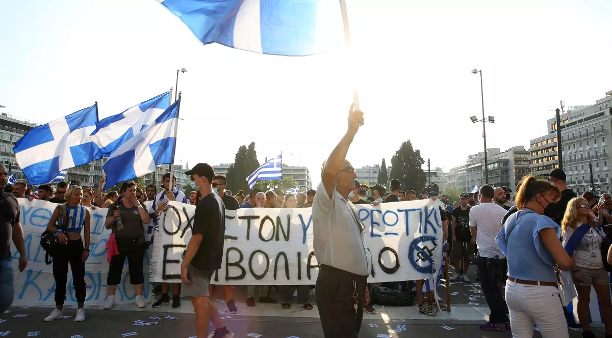 Protest față de vaccinarea obligatorie a îngrijitorilor la Atena. Manifestanții, dispersați cu gaze lacrimogene și tunuri cu apă